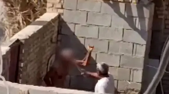 رسیدگی فوری به پرونده سالمند آزاردیده در آبادان / رئیس بهزیستی:  امروز به یکی از مراکز نگهداری سالمندان منتقل شد + فیلم