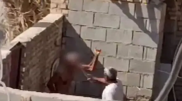 رسیدگی فوری به پرونده سالمند آزاردیده در آبادان / رئیس بهزیستی:  امروز به یکی از مراکز نگهداری سالمندان منتقل شد + فیلم
