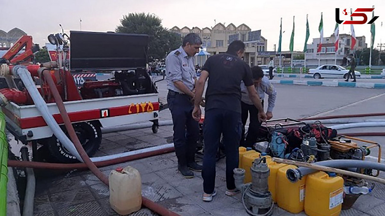 اعزام 18 نیروی آتش نشان همراه با تجهیزات کامل به شهر سیل زده یزد