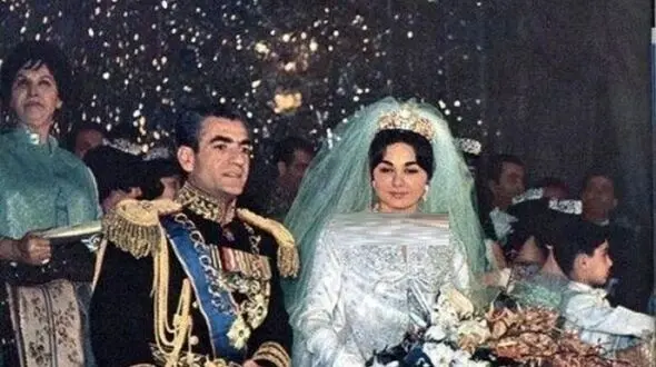 فیلم / سرنوشت حیرت‌انگیز لباس عروس فرح پهلوی همسر محمدرضا شاه بعد از سقوط سلطنت !