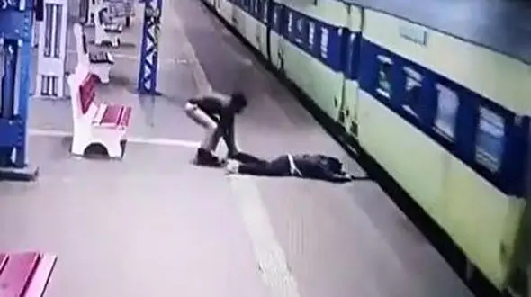 نجات معجزه آسای یک مرد از له نشدن زیر قطار مترو + فیلم