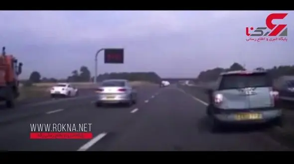 ماشین لاکچری در اتوبان پوکید! +فیلم لحظه حادثه