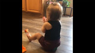 ببینید / ویدیویی خنده‌ دار از تلاش یک دختر بچه برای نشستن روی یک صندلی فوق‌کوچک!