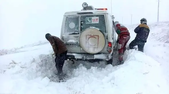  بارش شدید برف در شهرستان چاراویماق وگیر افتادن  آمبولانس امدادی مادر باردار  در برف وکولاک
