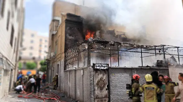 فیلم آتش سوزی انبار در خیابان مولوی تهران + علت و جزئیات آن