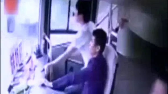 واقعی وحشتناک./پرت شدن مسافران اتوبوس به بیرون درتصادف شدید + فیلم