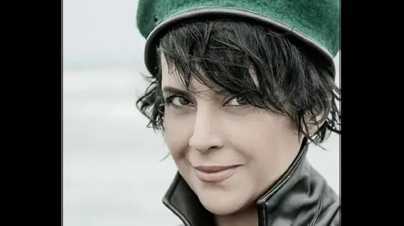 فیلم آواز  آره این عشق اشتباه با بازی چشمگیر نازنین فراهانی ! / آهنگی از حامیم /قصه ی عشق من و تو عشق تو یه نگاهه !