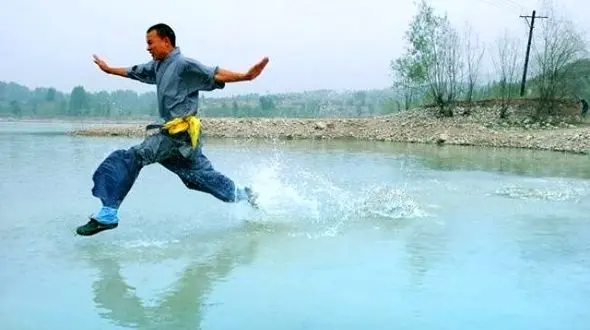  این راهب 125 متر روی آب دوید+عکس