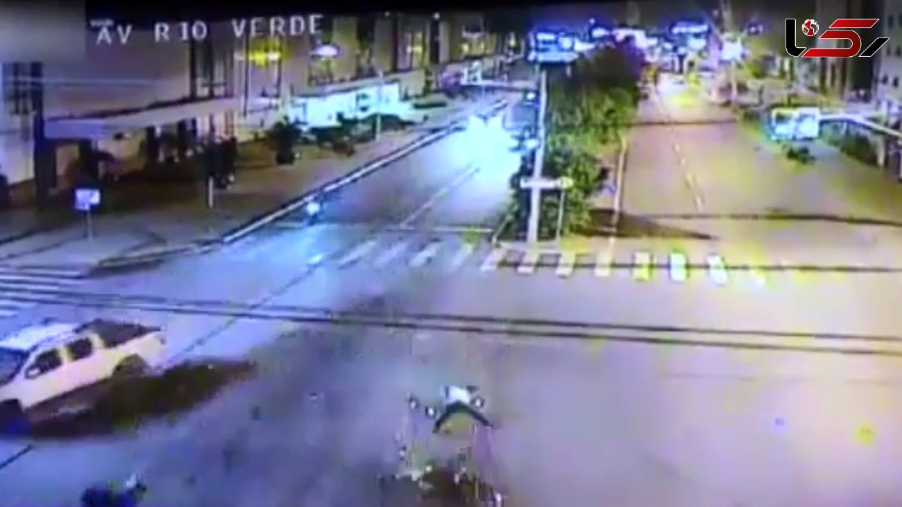 کورس شبانه دو خودرو در شهر و تصادف وحشتناک با موتورسیکلت + فیلم