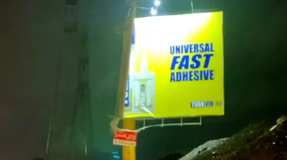 واژگونی بیلبورد در اتوبان کرج حادثه ساز شد