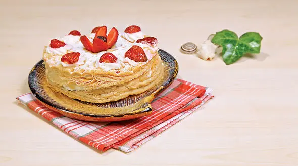 کیک هزار ورق با توت‌ فرنگی / آشپزی در قرنطینه کرونا