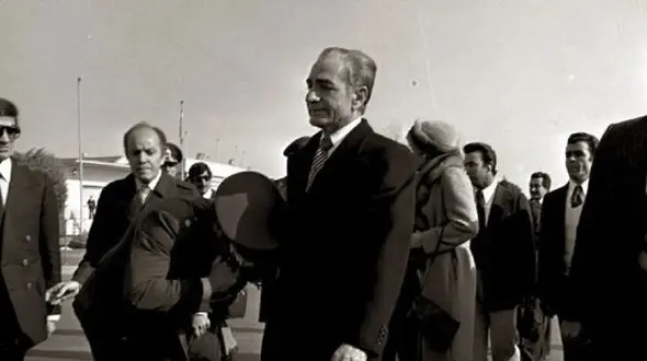 عکس سفر به ایام قدیم / چهره غمزده و بغض فرح دیبا بعد از دعوای تبعید با محمدرضا پهلوی