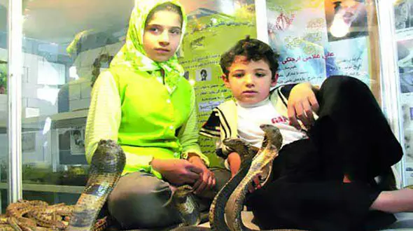 بوسه وحشت دختر ایرانی بر زبان مار کبرا + عکس باورنکردنی