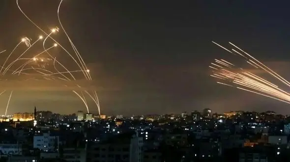 فیلم / لحظات اصابت موشک‌های ایران به پایگاه‌های امریکا و رژیم اسرائیل