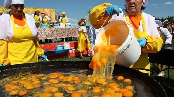 بزرگترین نیمرو جهان در روسیه پخته شد!+ تصاویر