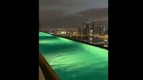بلندتر از این استخر در جهان نیست + فیلم