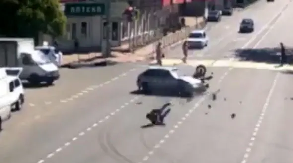 عاقبت عبور از چراغ قرمز و تصادف وحشتناک / اینبار موتورسوار مقصر نبود + فیلم