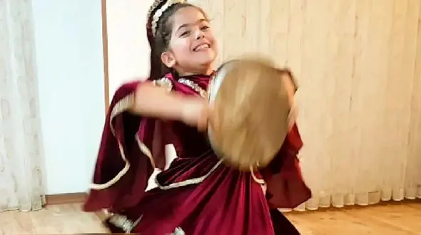 آواز شاد؛ ننه ووی آذربایجان وروجک قیزلری با لباس قجری چه رقصی میکنه ماشاالله
