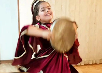 آواز شاد؛ ننه ووی آذربایجان وروجک قیزلری با لباس قجری چه رقصی میکنه ماشاالله