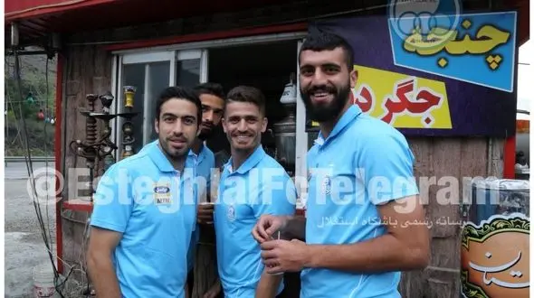 بازیکنان تیم استقلال در قائمشهر با قلیان و چای/ عکسی که نباید لو می رفت+عکس