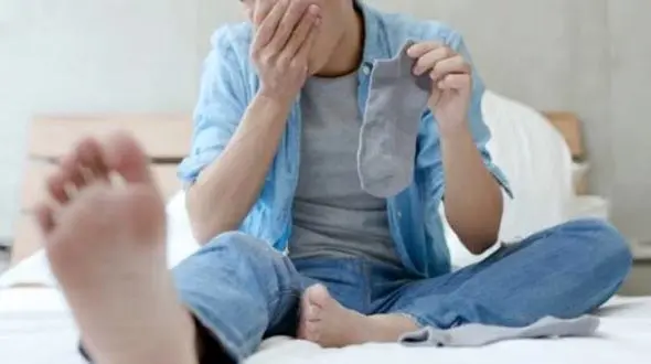 بوی گند جوراب مرد جوان را به آستانه مرگ برد