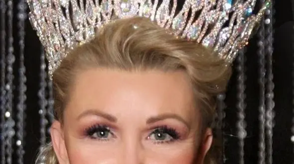 زن 60 ساله ملکه زیبایی شد + تصاویر