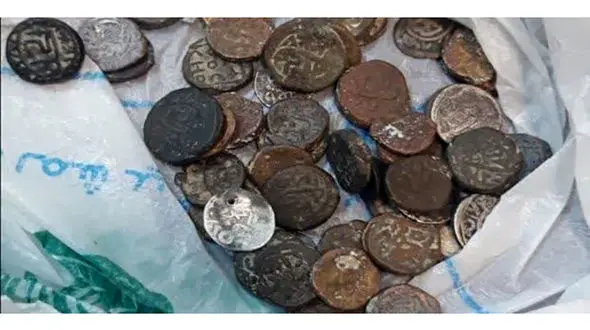 بازداشت 2 مسافر پرواز خارجی در فرودگاه بندرعباس / سکه های تاریخی همراهشان بود!