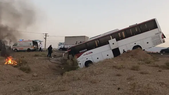 انتقال مصدومان سقوط اتوبوس مشهد - تبریز به بیمارستان + علت حادثه