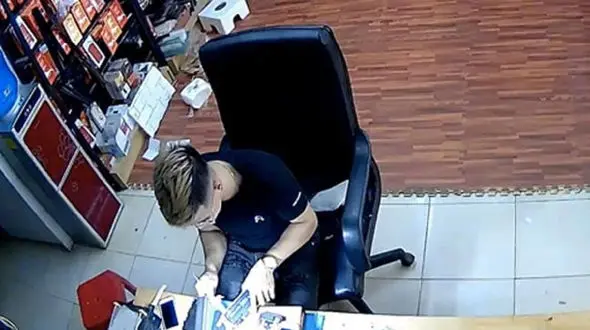 فیلم لحظه انفجار باتری موبایل / تعمیرکار وحشت زده خشکش زد + عکس