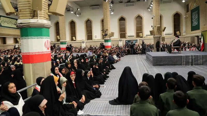  دیدار دانش‌آموزان و دانشجویان با رهبر انقلاب در حسینیه امام‌خمینی(ره) - به مناسبت 13 آبان 