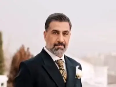 فیلم وایرال آهنگ خوندن رمانتیک محمد نادری بازیگر سریال کلینیک رویا و همسرش بین هزاران نفر فردای شب عروسی لاکچریشون