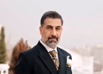 اولین فیلم از عروسی لاکچری محمد نادری بازیگر سریال شمعدونی در آستانه 50 سالگی / لحظه علنی شدند ازدواج آقای بازیگر و رقص دامادی!