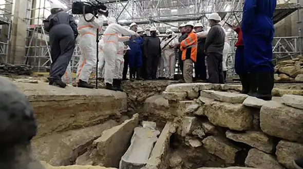 افشای راز مخوف گورهای مخفی در کلیسای نوتردام + عکس حیرت آور