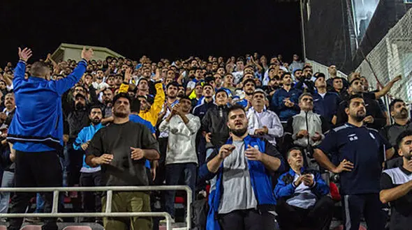 هواداران نساجی علیه «ساکت الهامی» شعار «حیا کن، رهاکن» سردادند