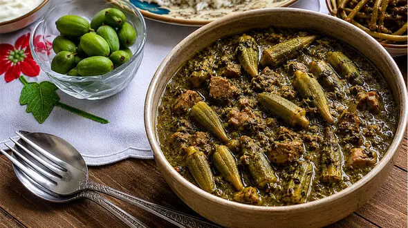 راز خوشمزگی خورشت بامیه با سبزی / دستور پختی اصیل و خوش‌ عطر