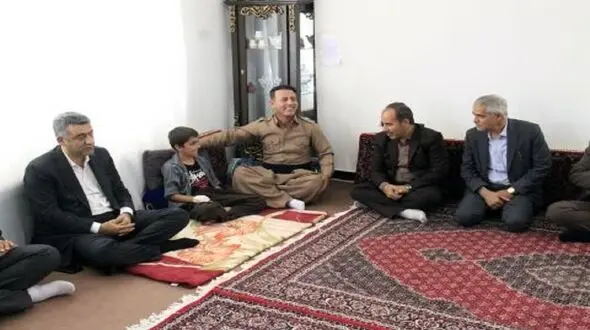 عیادت از دانش آموز مجروح حادثه انفجار مین در سنندج