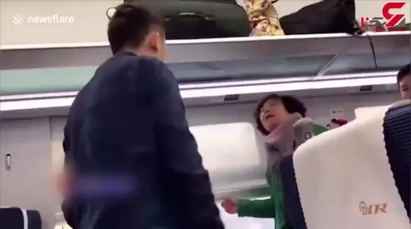 اقدام خجالت آور مسافران هواپیما بر سر کشیدن پرده+فیلم / چین