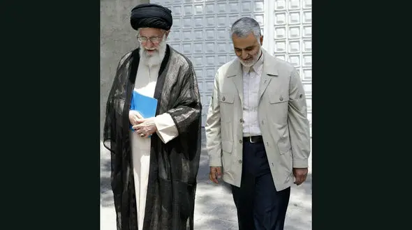 سردار سلیمانی در کنار رهبر معظم انقلاب + عکس