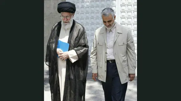 سردار سلیمانی در کنار رهبر معظم انقلاب + عکس