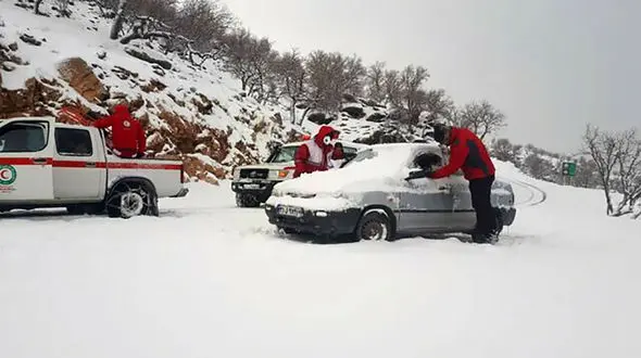 نجات دو کودک گرفتار در برف و کولاک محور خوی-سلماس 