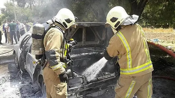 پژو ۴۰۵ در اتوبان تهران - قم آتش گرفت+ عکس