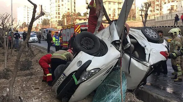 سوارکردن مسافر در اتوبان امام علی دردسرساز شد/ نجات معجزه‌آسای راننده پژو پس از واژگونی