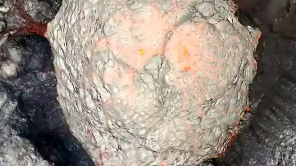 فوران آتشفشان از زاویه‌ای نو /  پهپادهای چین تصاویری بی‌نظیر گرفتند