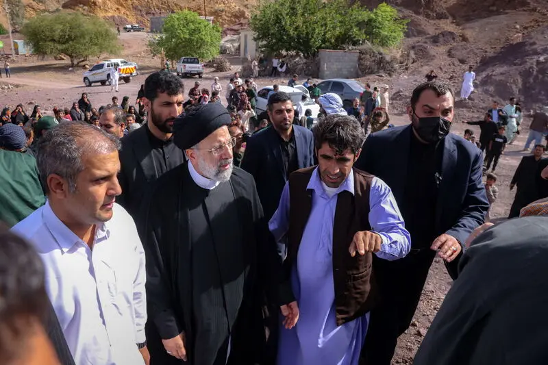 آیت‌الله دکتر سید ابراهیم رئیسی صبح امروز جمعه در اولین بخش از برنامه‌های دومین روز سفر دولت مردمی به استان کرمان ، در جریان بازدید از مناطق محروم جنوبی استان کرمان، به دیدار مردم روستای تنگ‌شاه شهرستان عنبرآباد رفت.
