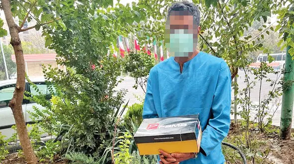 این مرد را می شناسید؟!  / او با این جعبه کفش پولدار شد + عکس