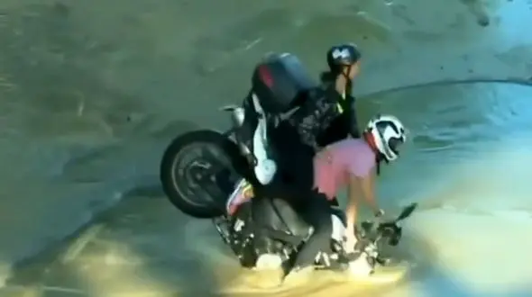 چاه آب موتورسیکلت و دو سرنشینش را بلعید!+ فیلم