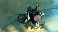 چاه آب موتورسیکلت و دو سرنشینش را بلعید!+ فیلم