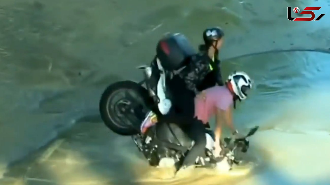 چاه آب موتورسیکلت و دو سرنشینش را بلعید!+ فیلم