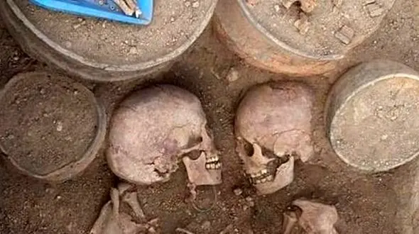 کشف جسد یک زوج در قبرستانی قدیمی + عکس