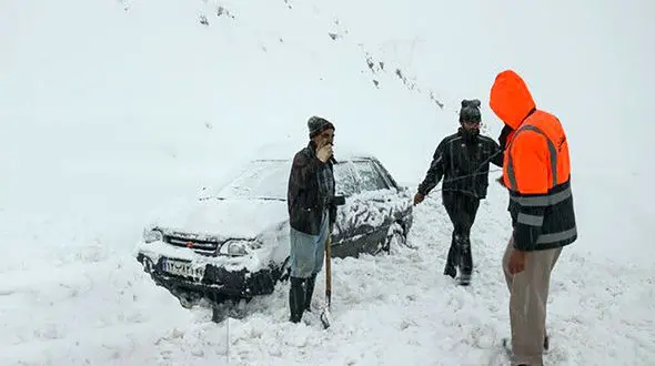 سقوط بهمن در گردنه تازار و شاه‌منصوری/ نجات سه راهدار گرفتار در برف